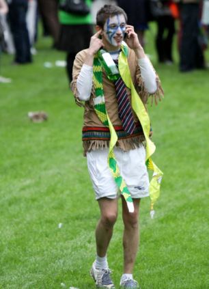 ��ǧ����ѧ����԰���ѿ� Ů���ñ����׺Ⱦ�